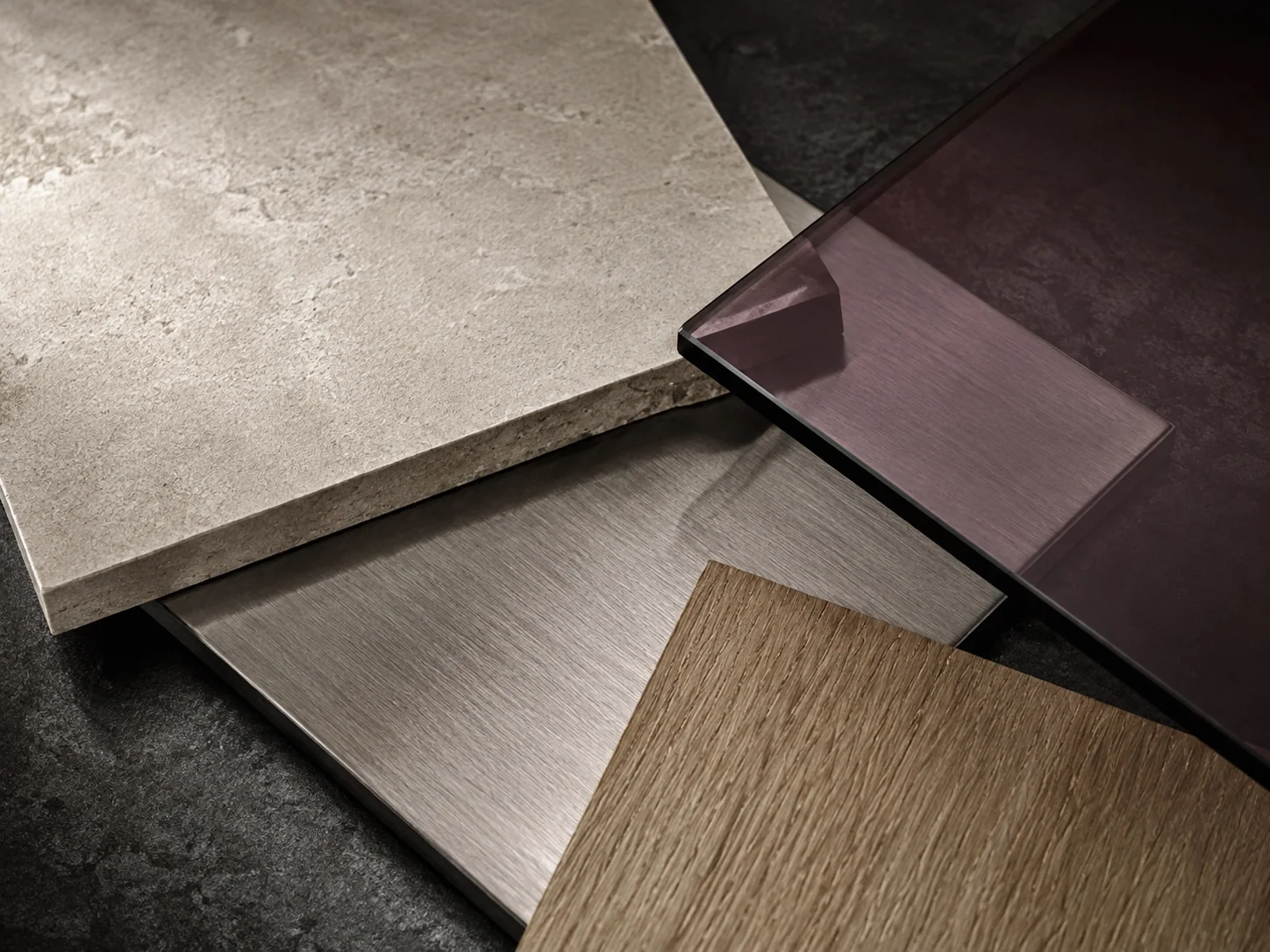 Materialmuster aus Kalkstein, gebürstetem Stahl, Rauchglas und Eiche